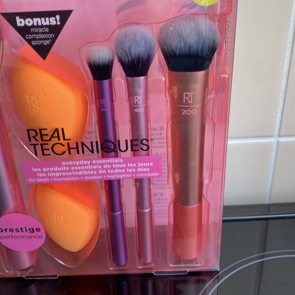 Real Techniques Everyday Essentials Plus Pack - Picture 3 of 4